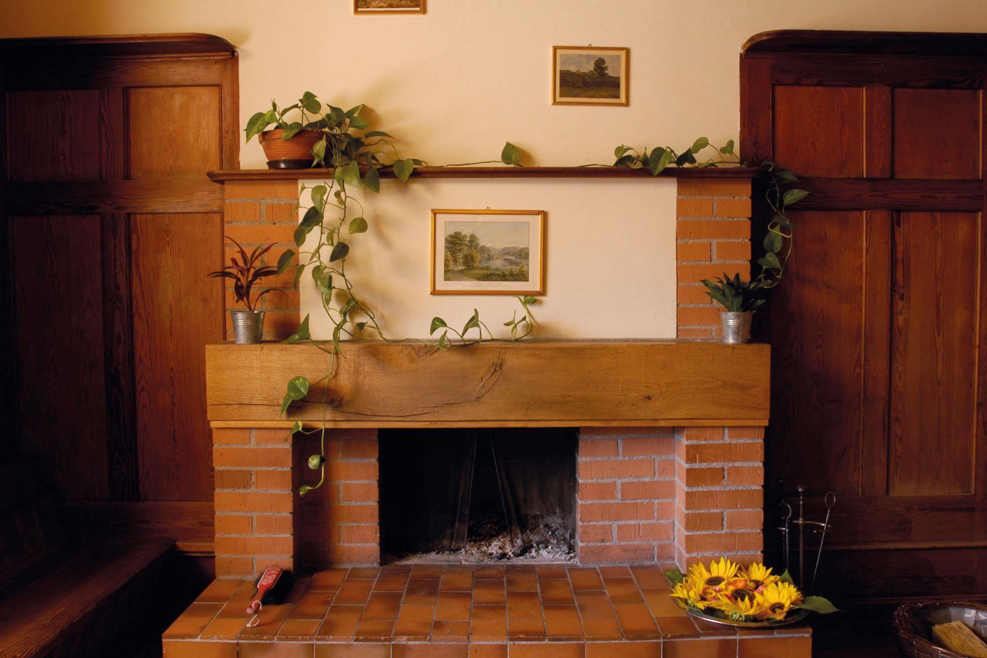 Youth Hostel *