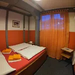 Downtown Lodge Hostel - Unique Simple Central
